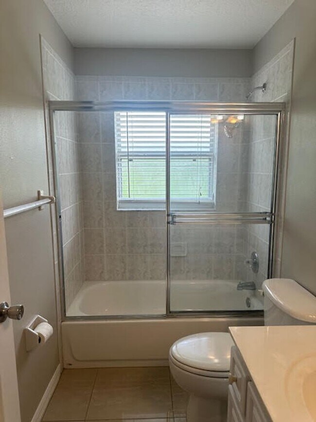 Building Photo - Pool home for rent !