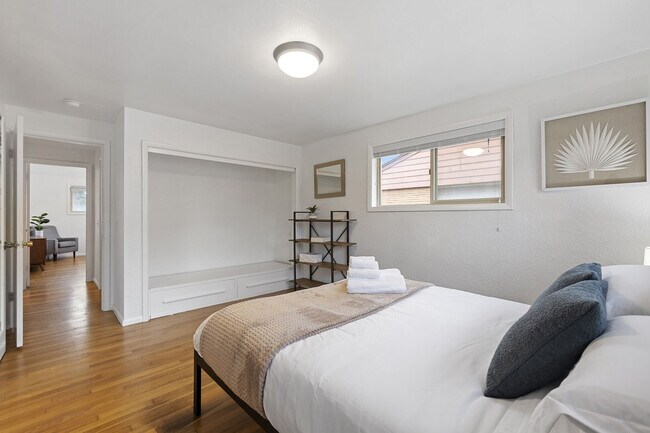 Building Photo - 1627 E Broadway