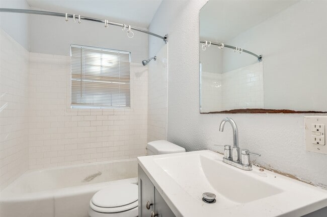 Building Photo - 1410 S W St