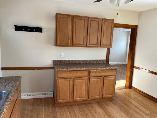 Building Photo - Sunny One Bedroom One Bath Apartment in a ...