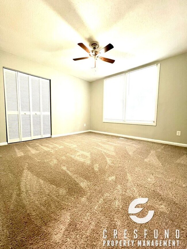 Building Photo - 3 BEDROOM AVAILABLE NOW - Convenient acces...