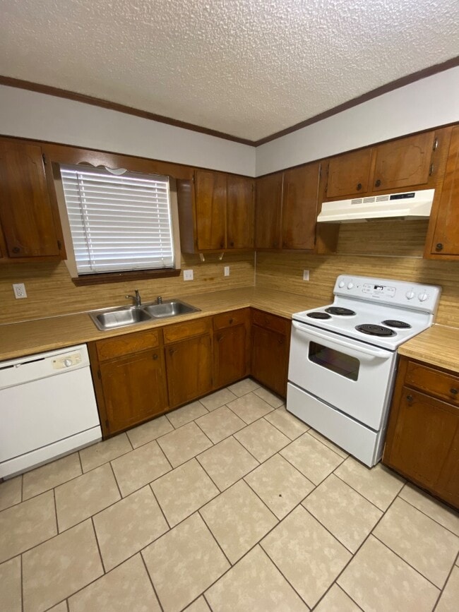 Building Photo - 1225 Woodside Dr