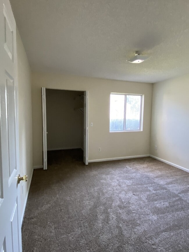 Building Photo - Apartment For Rent