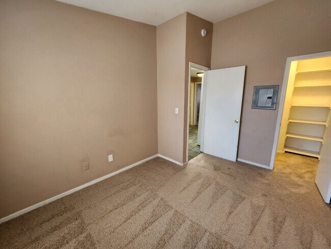 Building Photo - Beautiful 3 Bedroom & 2 1/2 Bath Condo.