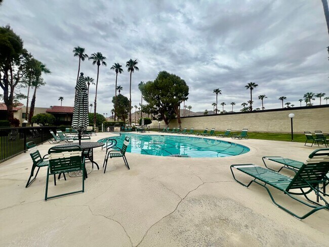 Building Photo - AVAILABLE NOW!! LOVELY - 1 Bed 1 Bath Uppe...