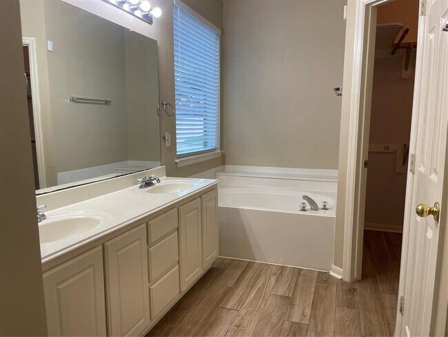 Building Photo - 14118 Millglen Ct