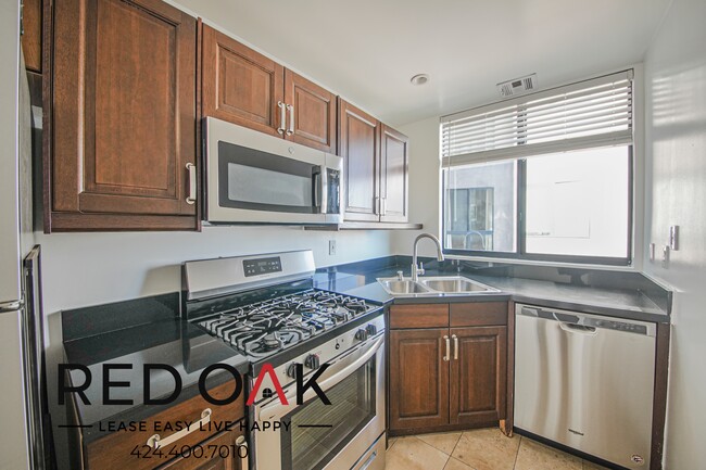 Building Photo - 8811 1/3 Burton Way-317