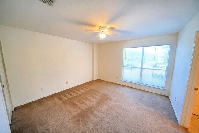 Building Photo - Lovely Home in Gated Universal City Neighb...
