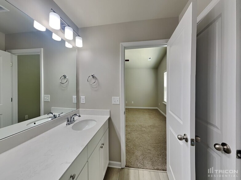 Building Photo - 134 Spring Knoll Dr