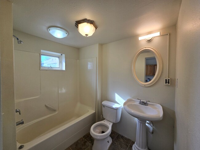 Building Photo - Northside Spokane! Available Now! Move In ...