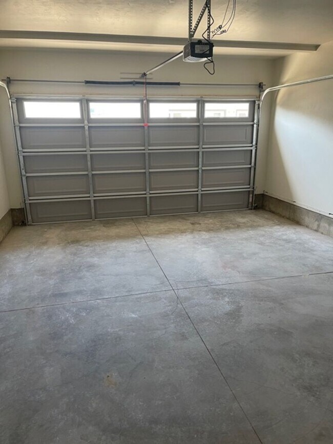Building Photo - 944 NE Paula Dr