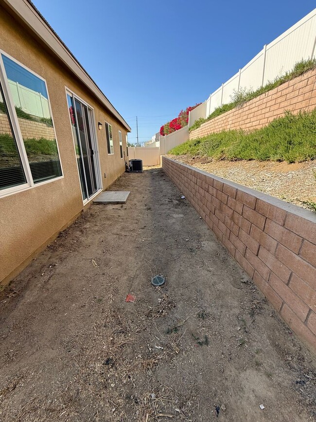 Building Photo - Recently built SINGLE STORY 4 bed, 2 bath, plus office - Riverside