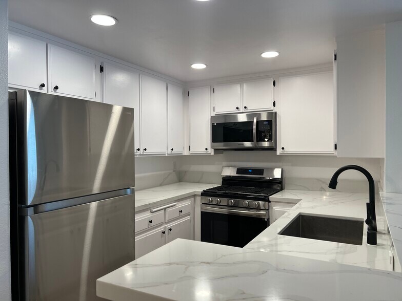 Building Photo - 15511 Sherman Way