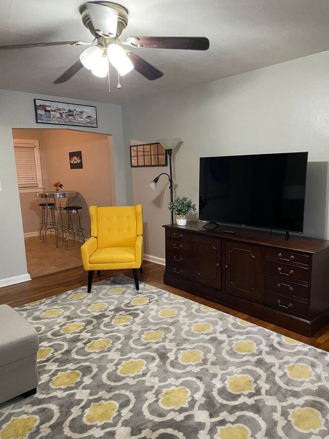 Building Photo - Charming 2 bedroom Duplex