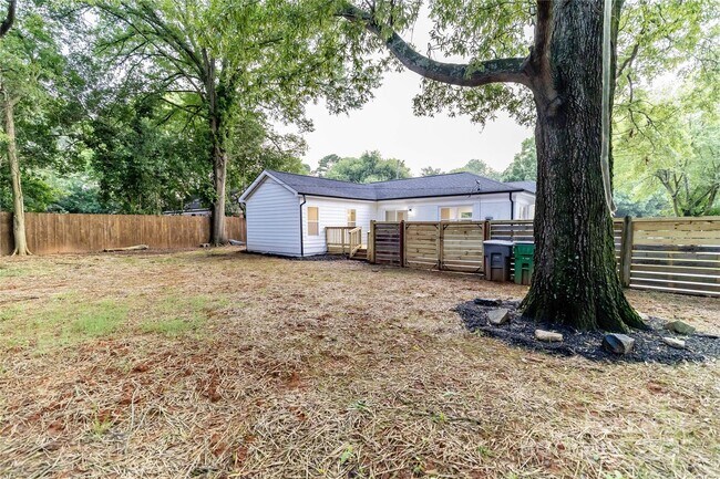 Building Photo - 3501 Eastway Dr