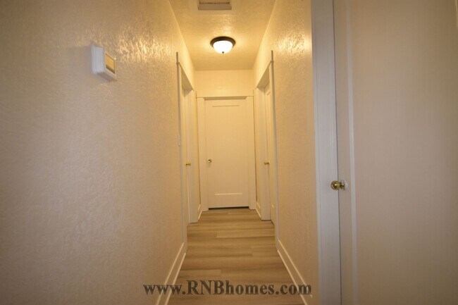 Building Photo - 566 B St