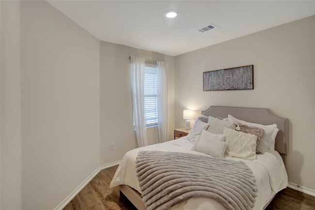 Building Photo - 14032 Amelia Dr