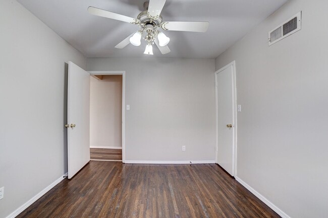 Building Photo - 4 Bed | 2 Bath in Midtown!