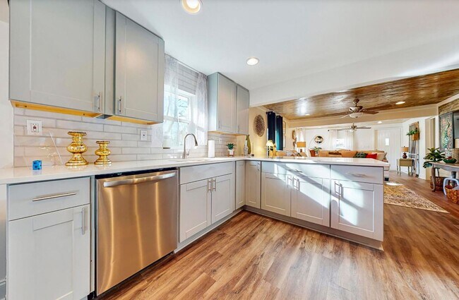 Building Photo - Furnished Stunning Trussville Farmhouse