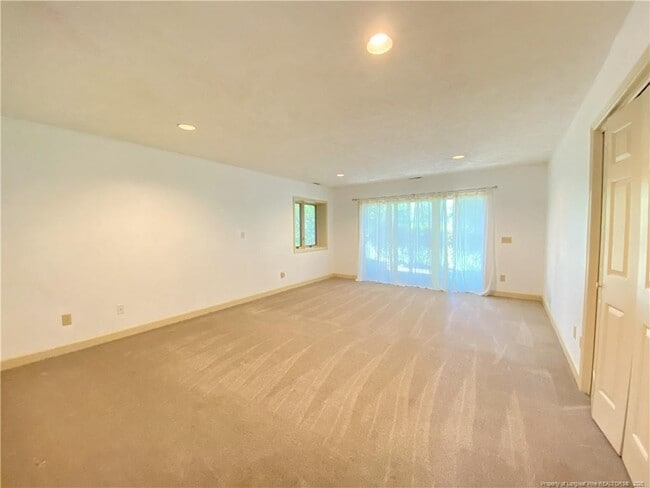 Building Photo - 3299 Liverpool Dr