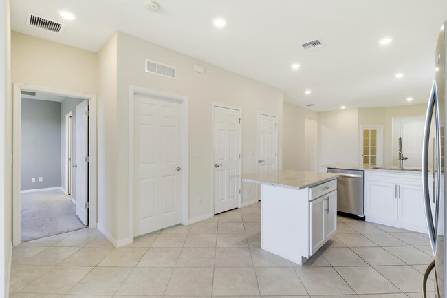 Building Photo - 633 SE Monet Dr