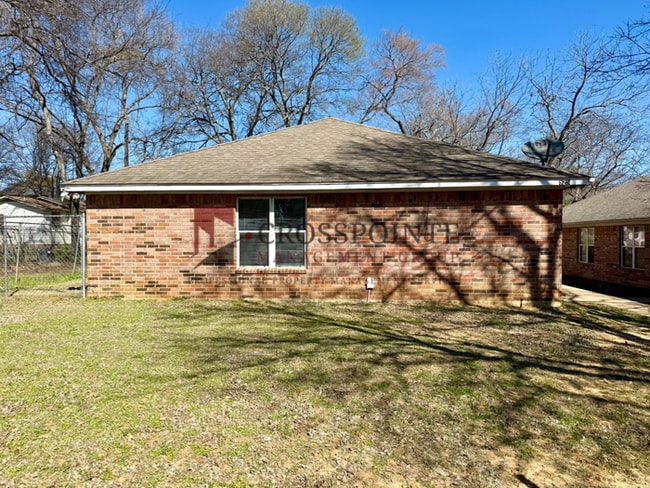 Building Photo - Tour Today! Two Bedroom, Two Bathroom Duplex!
