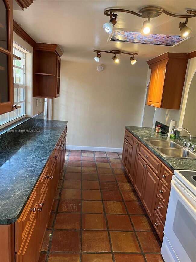 Building Photo - 2 bedroom in North Miami FL 33161