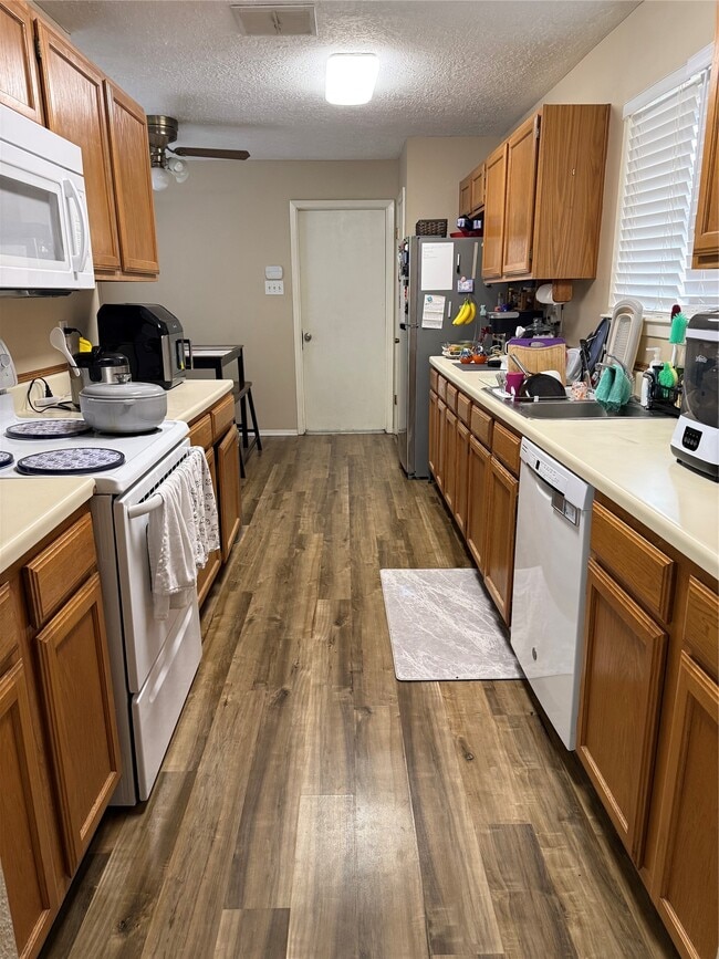 Building Photo - 2920 Thistledown Dr