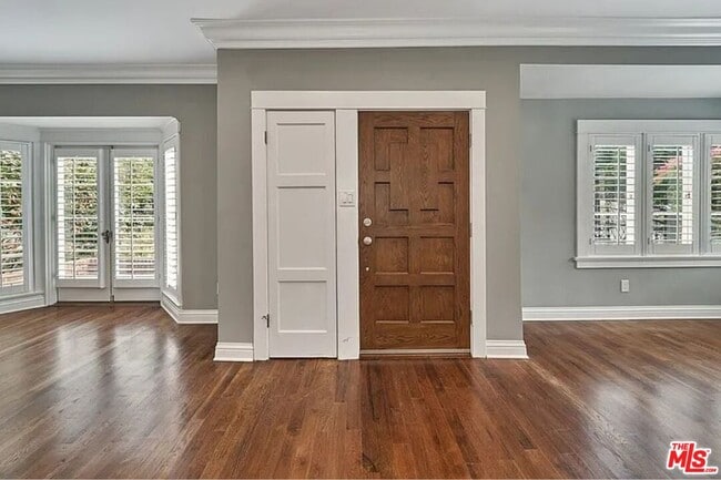 Building Photo - 515 S Van Ness Ave