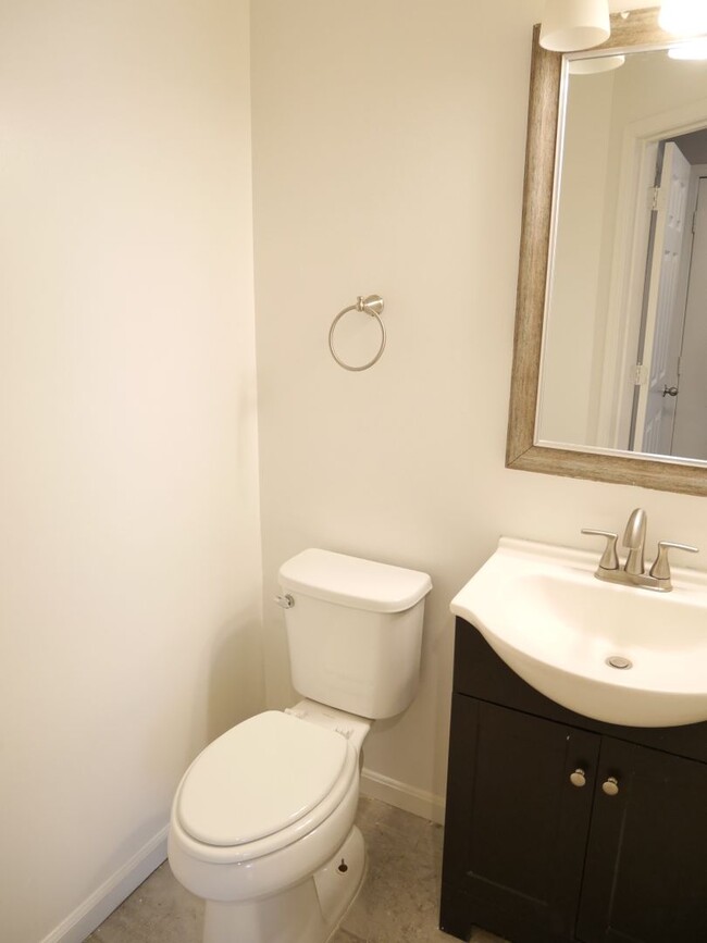 Building Photo - Move in Ready Townhouse!