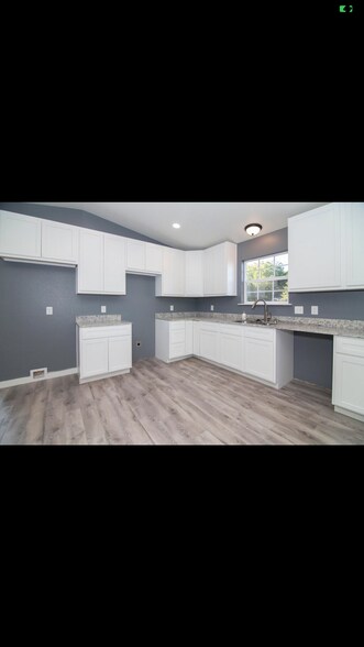 Building Photo - 305 S 12th St