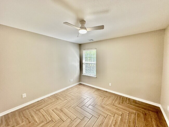 Building Photo - 6 Roessler Ln