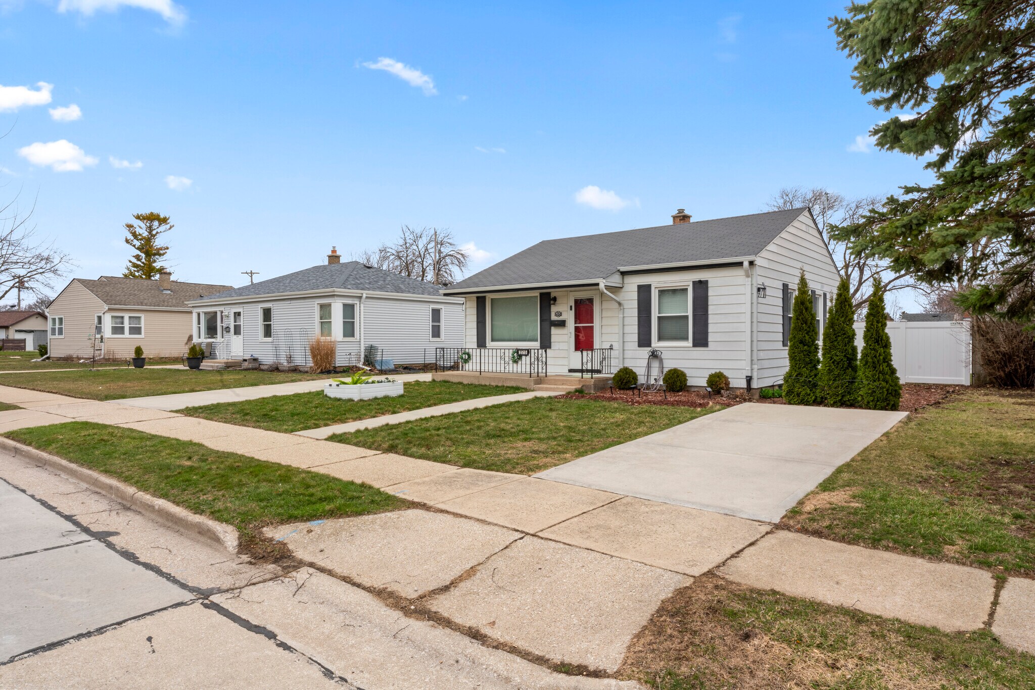 Front - 2515 E Crescent St