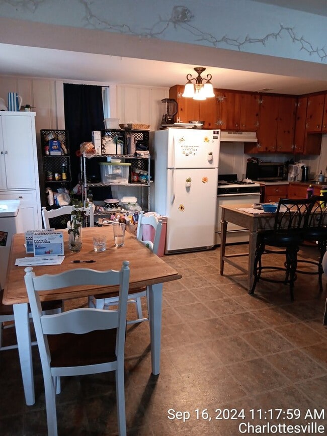 Building Photo - 2027-2028 Heart of the UVA Area 5 Bdrm / 2 Bath PARKING INCLUDED