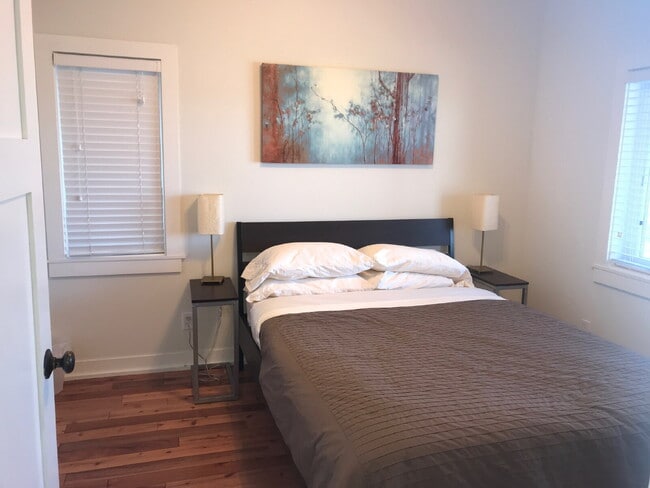 Building Photo - Charming 4-Bed Oasis with Granite Touches & Hardwood Elegance in Minneapolis!