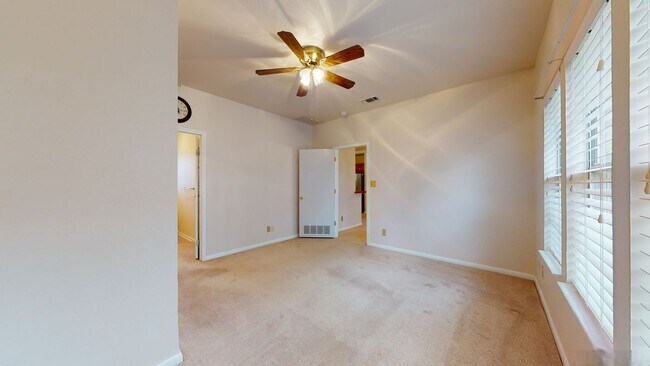 Building Photo - 1371 Nightingale