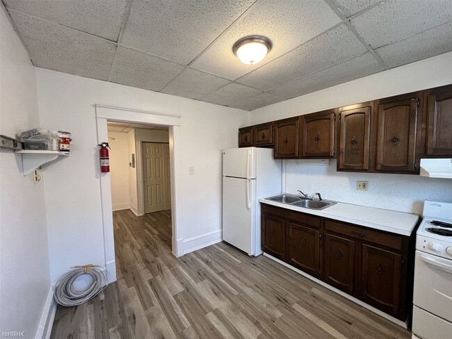 Primary Photo - 1 br, 1 bath 4plex - 14 South Roland Stree...