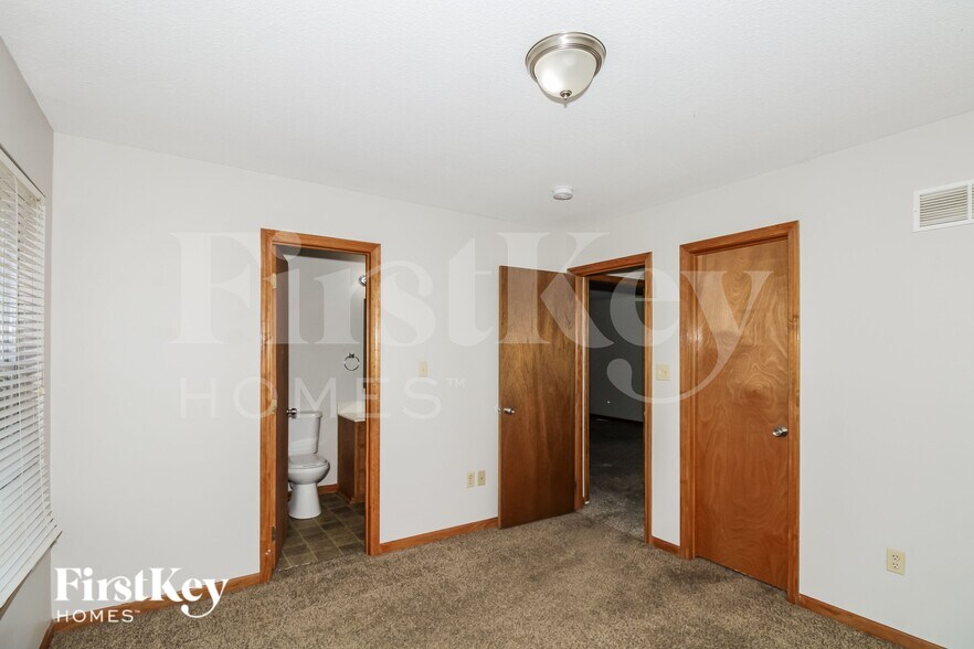 Building Photo - 410 N Titus Ave