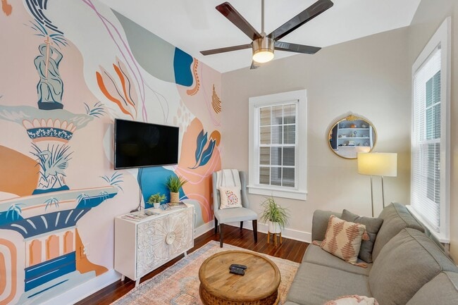 Primary Photo - 307 W Waldburg Ln