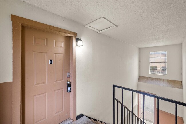 Building Photo - 8000 Cambridge Cir