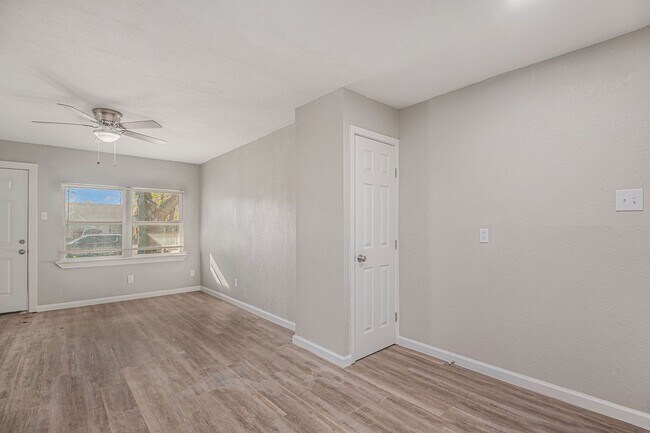Building Photo - This charming 3-bedroom, 1-bath residence offers 1,000 square feet of comfortable living space, p...