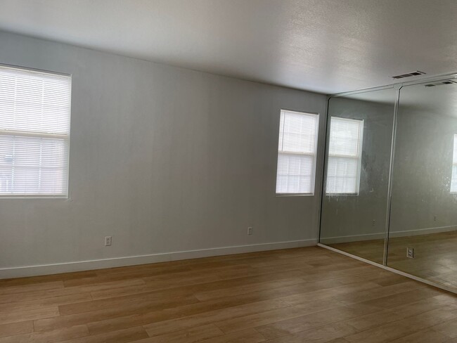 Building Photo - Spacious 6 Bedroom Home for Rent