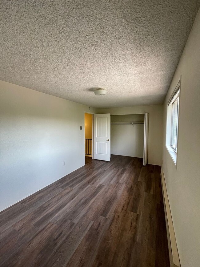 Building Photo - 3 Bed 1.5 Bath Townhouse