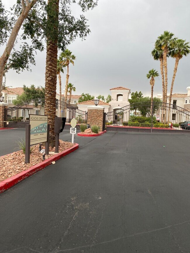 Building Photo - AMERICANA Property Mgmt - 3 beds Condo in ...