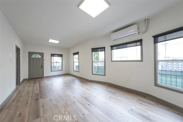 Building Photo - 532 W 5th St
