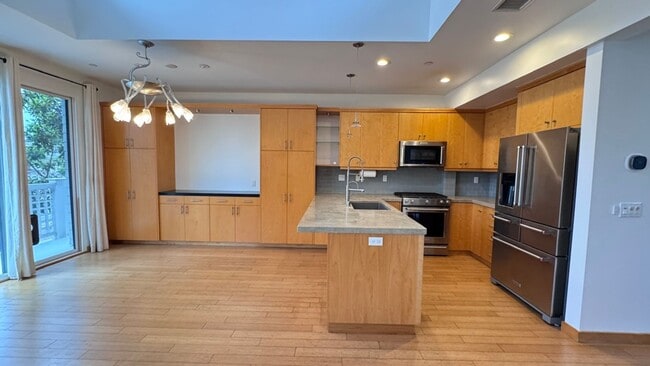 Building Photo - Stunning Townhome in the heart of Encinitas
