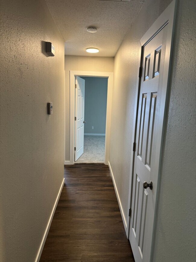 Building Photo - Recently remodeled!