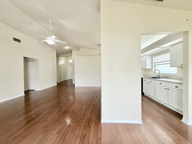Building Photo - 27519 Sky Lake Cir