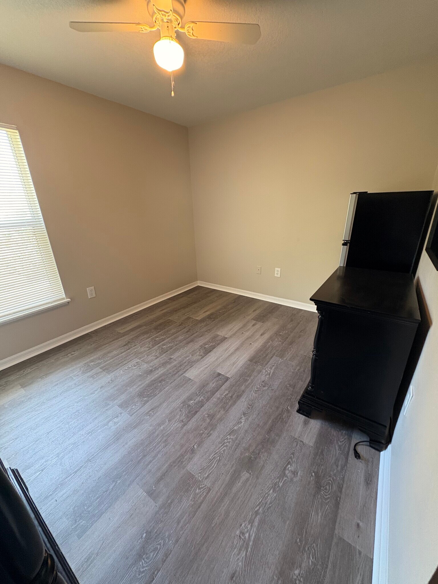 Room 2 - 1593 Eagle Ave NW