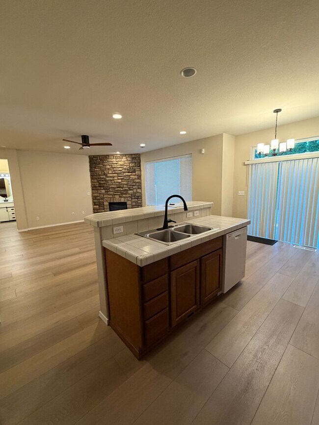 Building Photo - 413 Roger Smith Dr